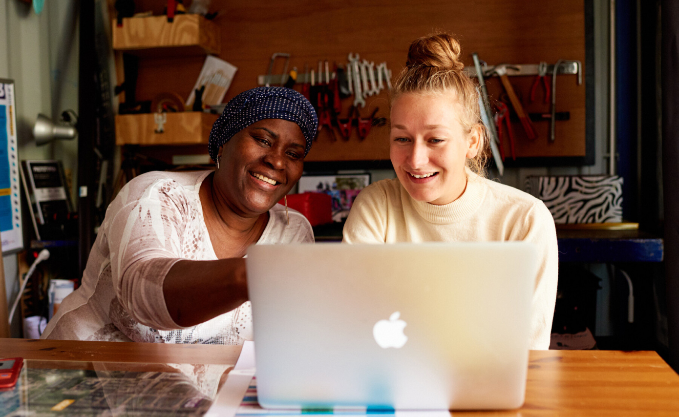 Bewoners werken samen aan een laptop